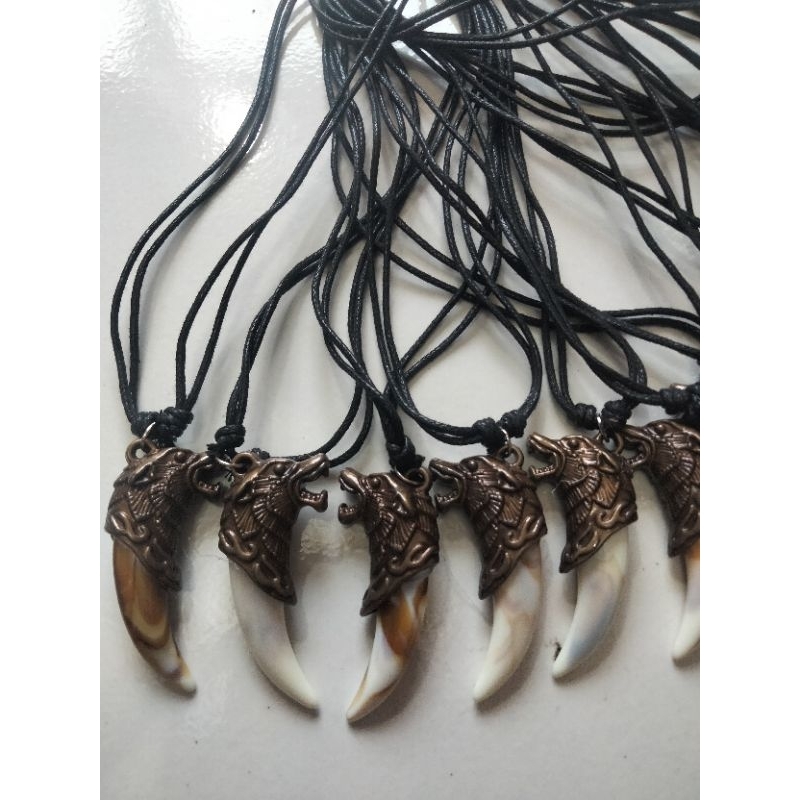 kalung taring resin