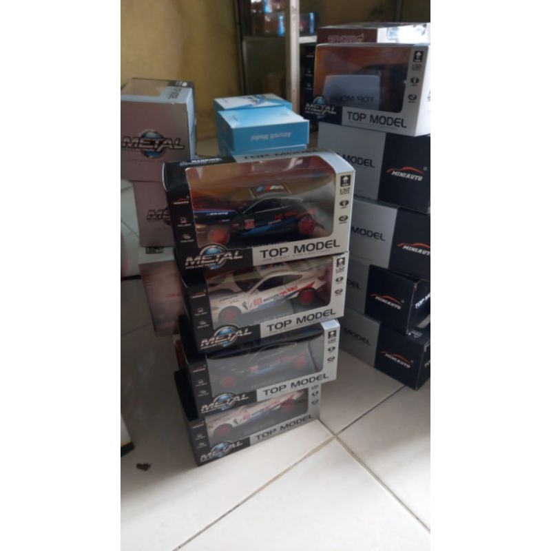 Miniatur Diecast mobil BMW M8 GTE RACING