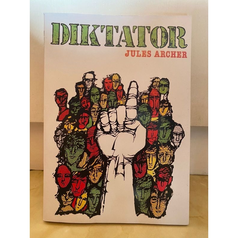 DIKTATOR - Jules Archer