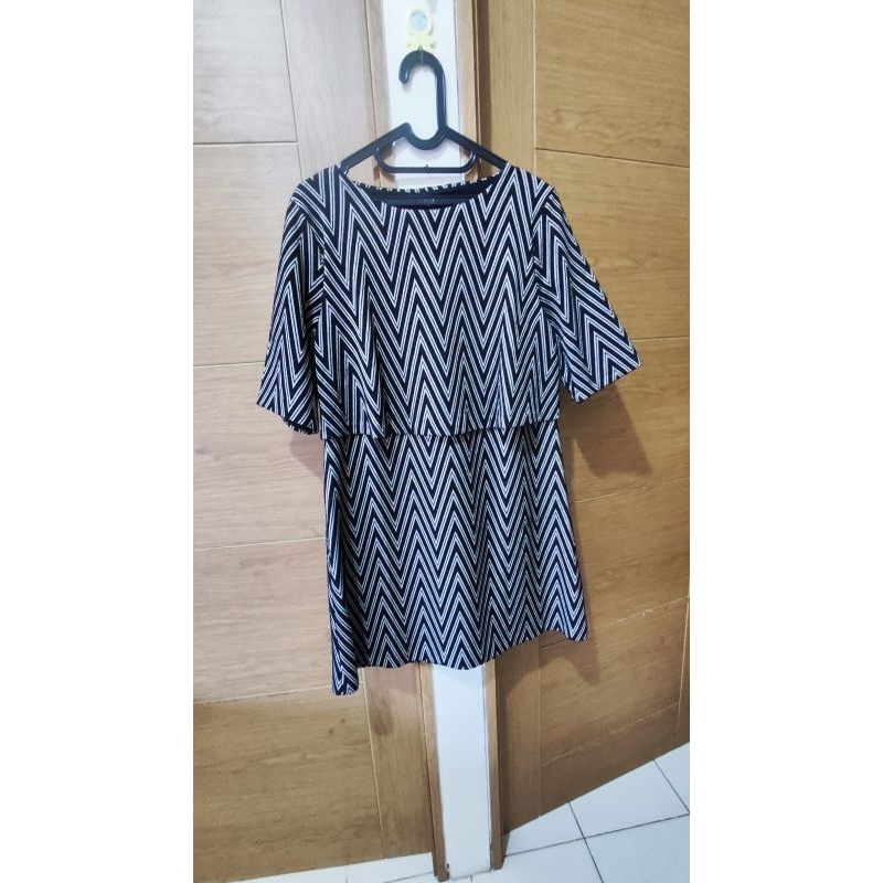 Blouse Tunik Motif Zig Zag Hitam Gold by MANGO Preloved PL VVGC Cek other brand Buttonscarves Wareho