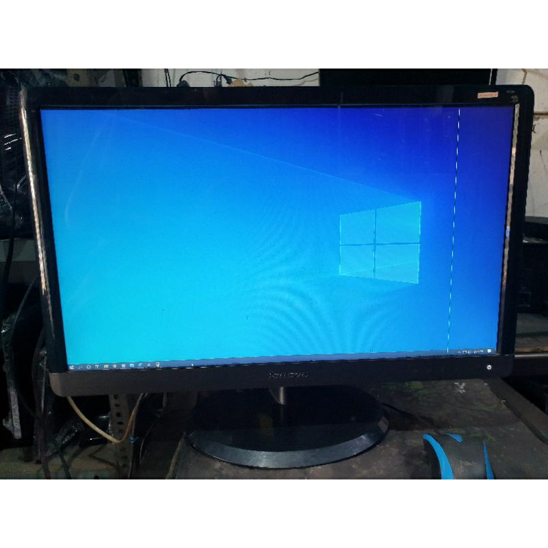 monitor pc lenovo 19” widescreen minus garis 1 helai