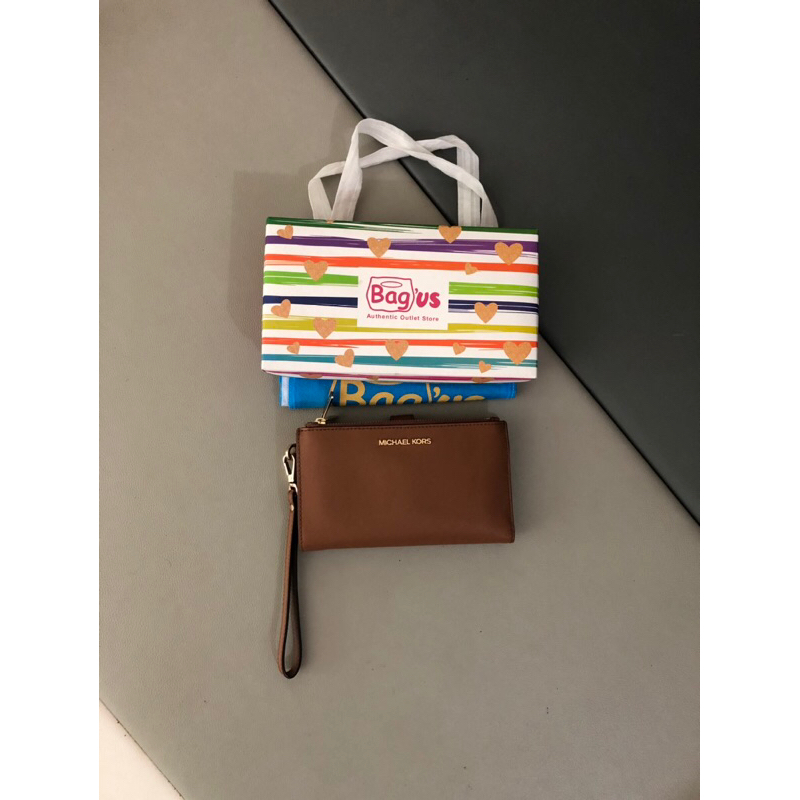 (SOLD) MICHAEL KORS WRISTLET DOUBLE ZIPPER