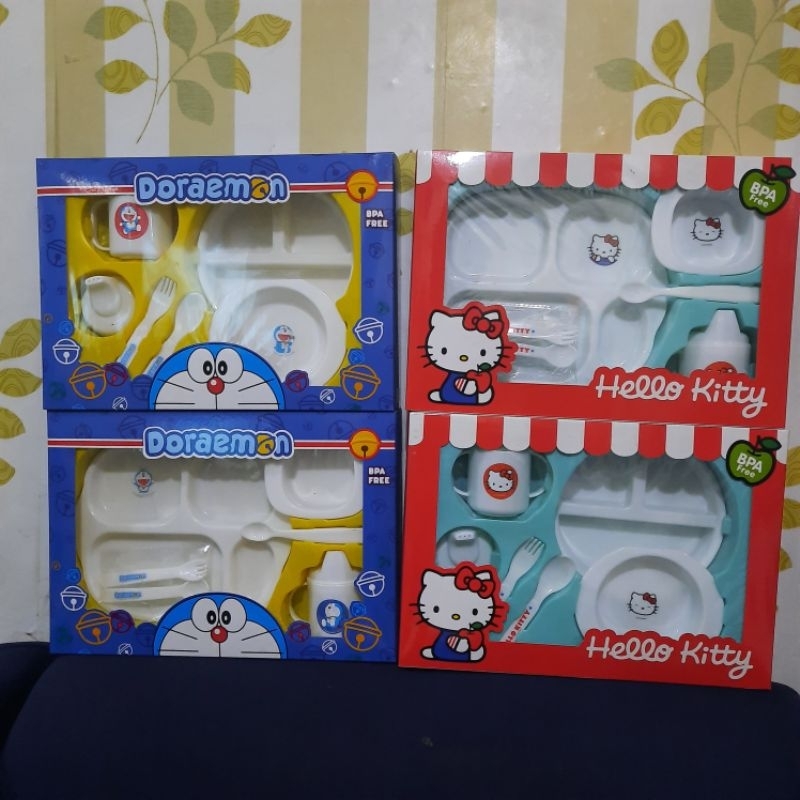 AHZA LUSTY BUNNY FEEDING SET MEDIUM DORAEMON &amp; HELLO KITTY