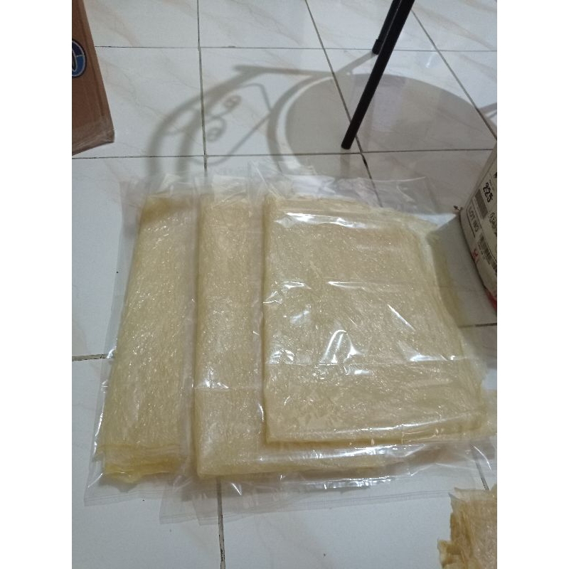 

Kulit Tahu/Tofu Skin/Kulit Kembang Tahu/Asin uk 55x85. Dibungkus per lembar