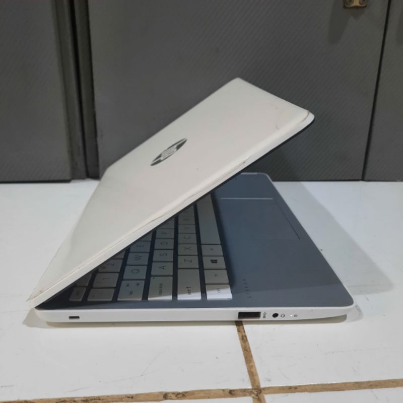 Hp Stream intel Celeron-N4000 Windows 10 Full aplikasi Super slim ringan enteng