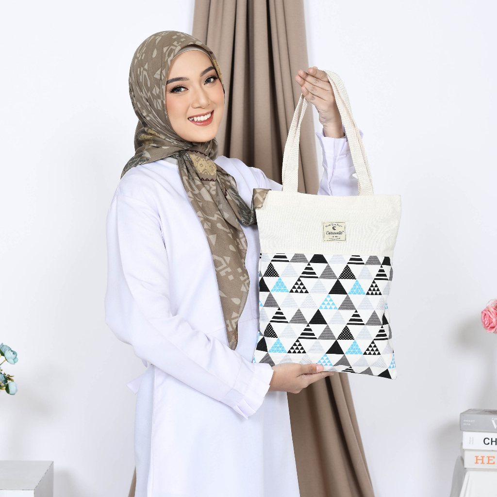 Tas Kuliah Wanita Model Tote Bag Resleting Cewek Kekinian Bahan kanvas polos dan Canvas motif bisa Custom Sablon untuk seminar gift dan souvenir pernikahan dll