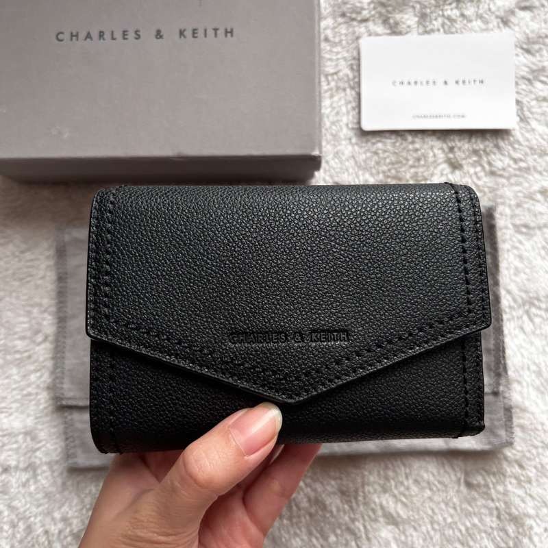 Dompet Charles and Keith Preloved Stitch Trim Envelope Wallet in Black