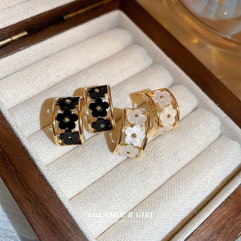 ANTING WANITA IMPORT GAYA KOREA ANTING TUSUK BUNGA PUTIH BUNGA HITAM ANTING KECIL SIMPEL KODE SZ