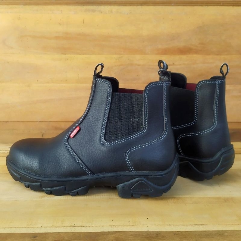 sepatu safety boots ujung besi pria , dan sepatu septy untuk kerja lapangan proyek