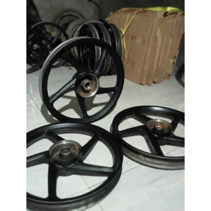 velg belakang roda belakang Revo absolute original.