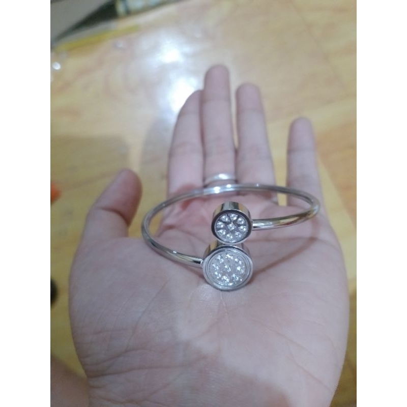 Gelang Quantum pendant