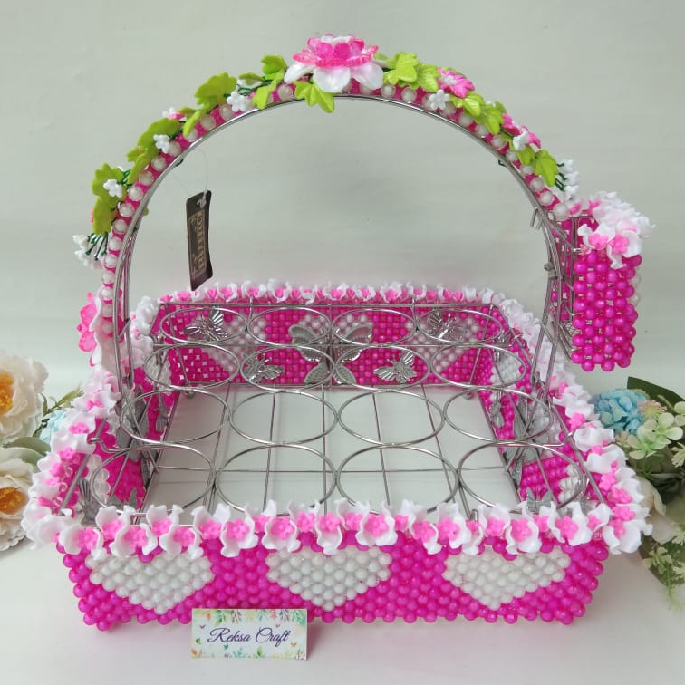 KERANJANG RAK AIR MINERAL AQUA GELAS HIAS MOTE MANIK MANIK KOMBINASI WARNA PINK PUTIH MOTIF LOVE