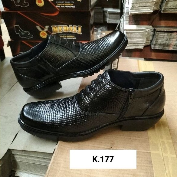 Sepatu kulit pria Medali sepatu kerja formal tampil lebih garang