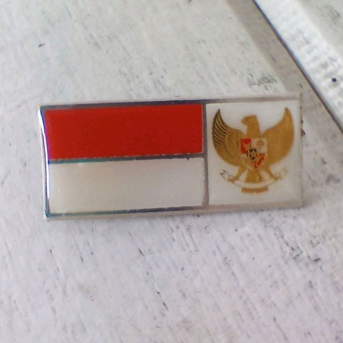 Pin merah putih garuda latar putih bijian