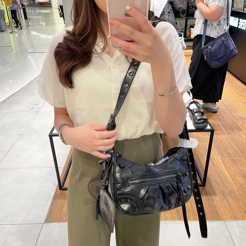 STAVEMADDEN BGLOWING HITAM *Preloved*