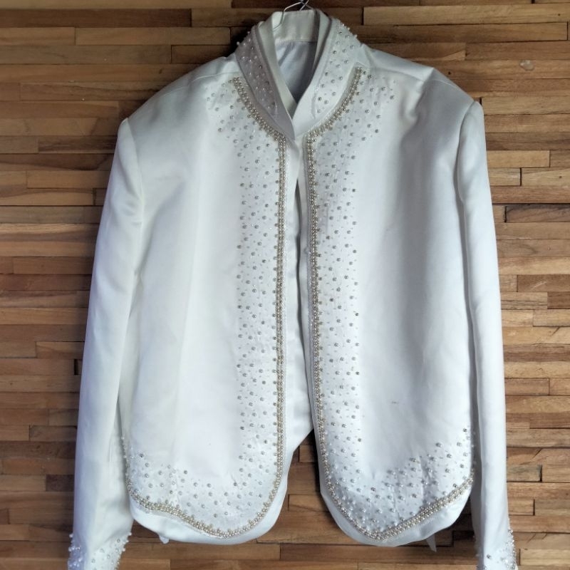 Beskap putih / beskap pengantin.