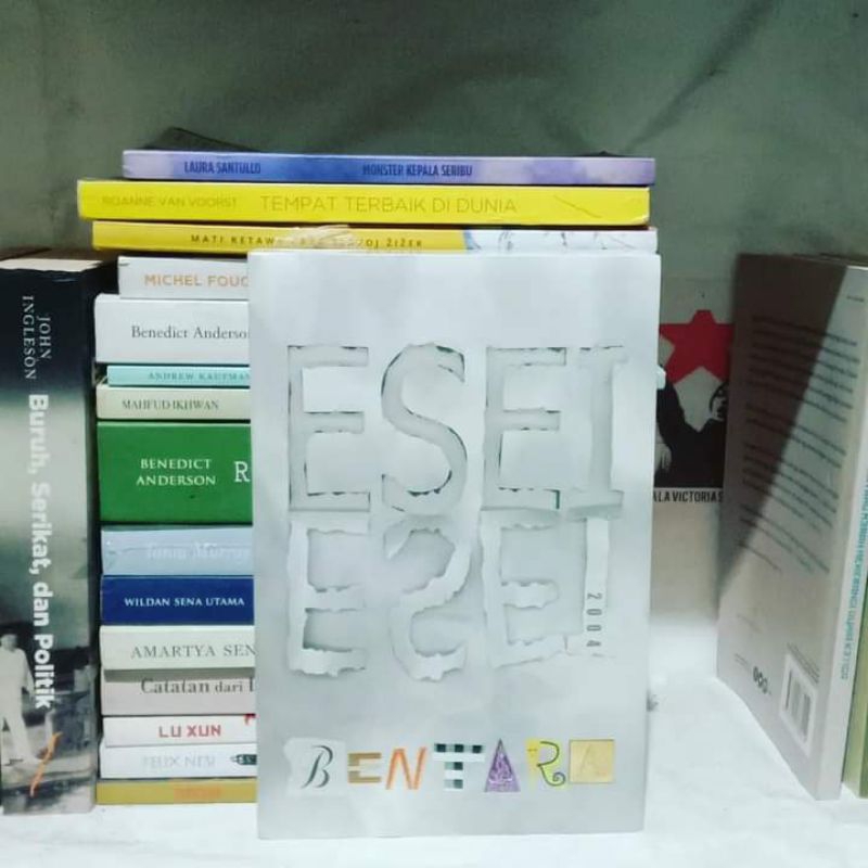 Esei-esei Bentara 2004 | Puisi Tak Pernah Pergi | Gelak Esai & Ombak Sajak Anno 2001 | Hijau Kelon &