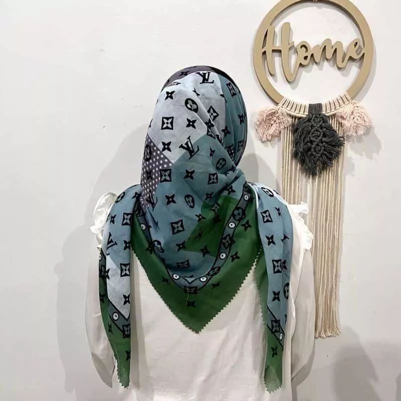 HIJAB VOAL SEGI EMPAT MOTIF MEWAH TERLARIS