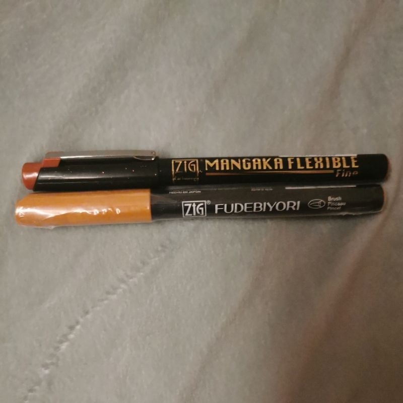 

Calligraphy Bundle Zig Fudebiyori Kuretake Brush + Mangaka Flexible Fine Marker