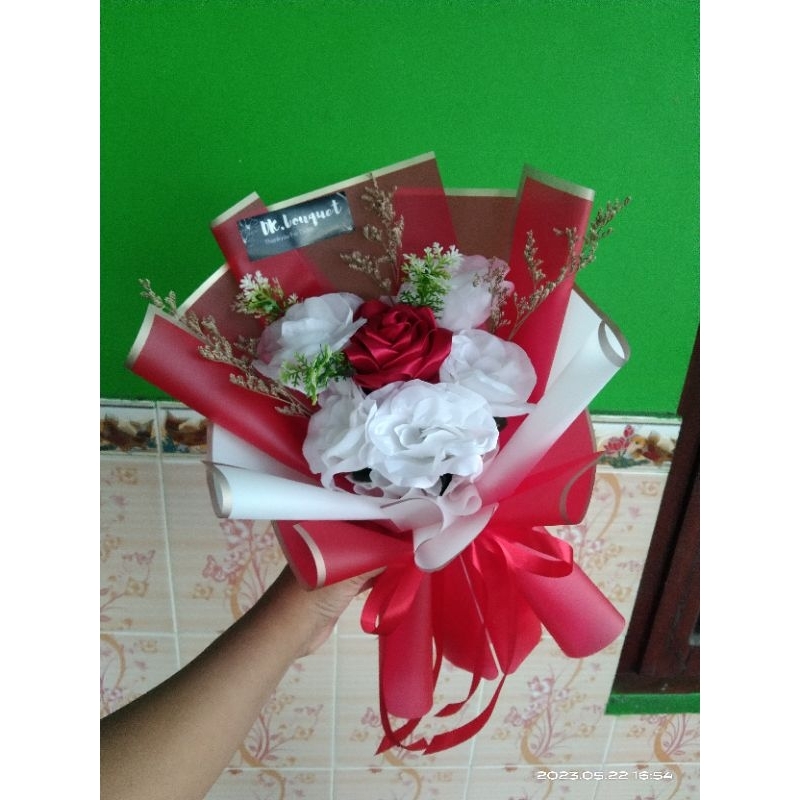buket mawar merah putih