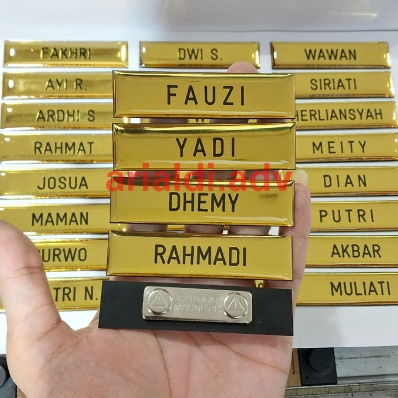 

papan nama grafir kuning emas dilapis resin mengkilap magnet