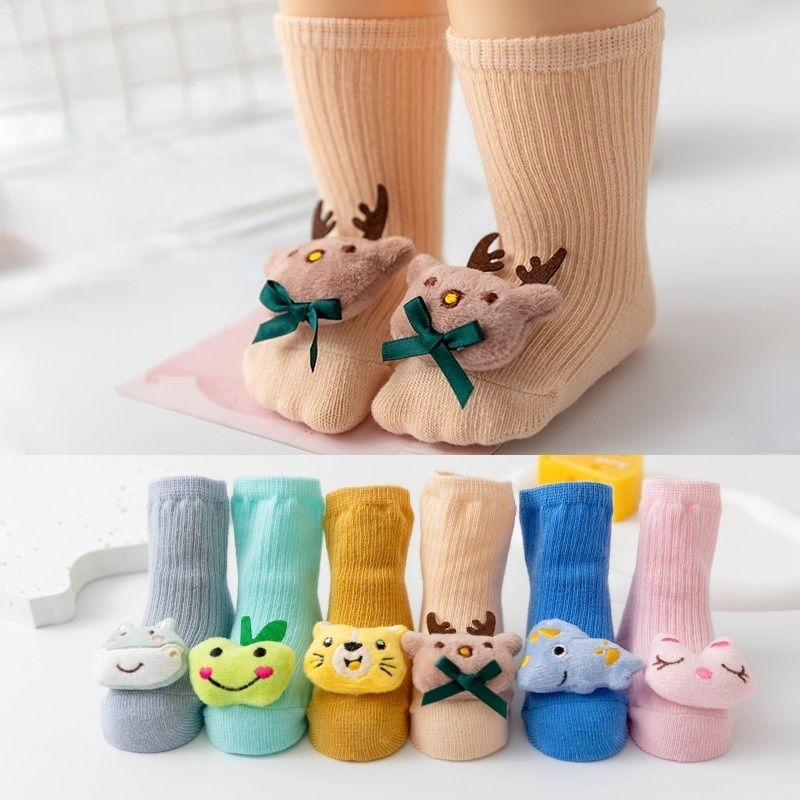 KAOS KAKI RAJUT DENGAN RATTLE BONEKA TEBAL HANGAT 0 - 1 Tahun dengan anti slip