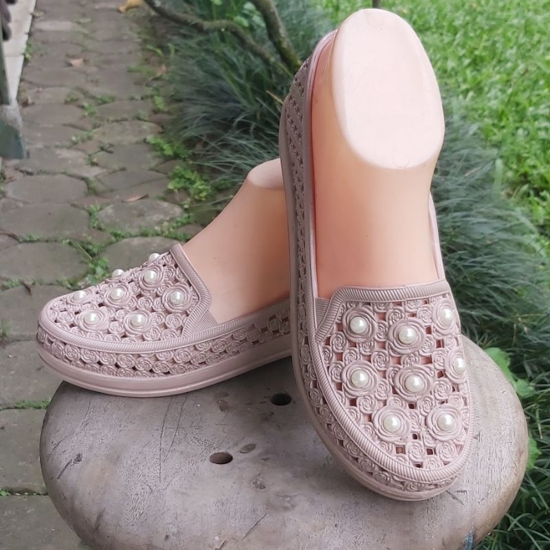 Sepatu Karet Q-989 Mutiara Cream Sepatu Anti Slip