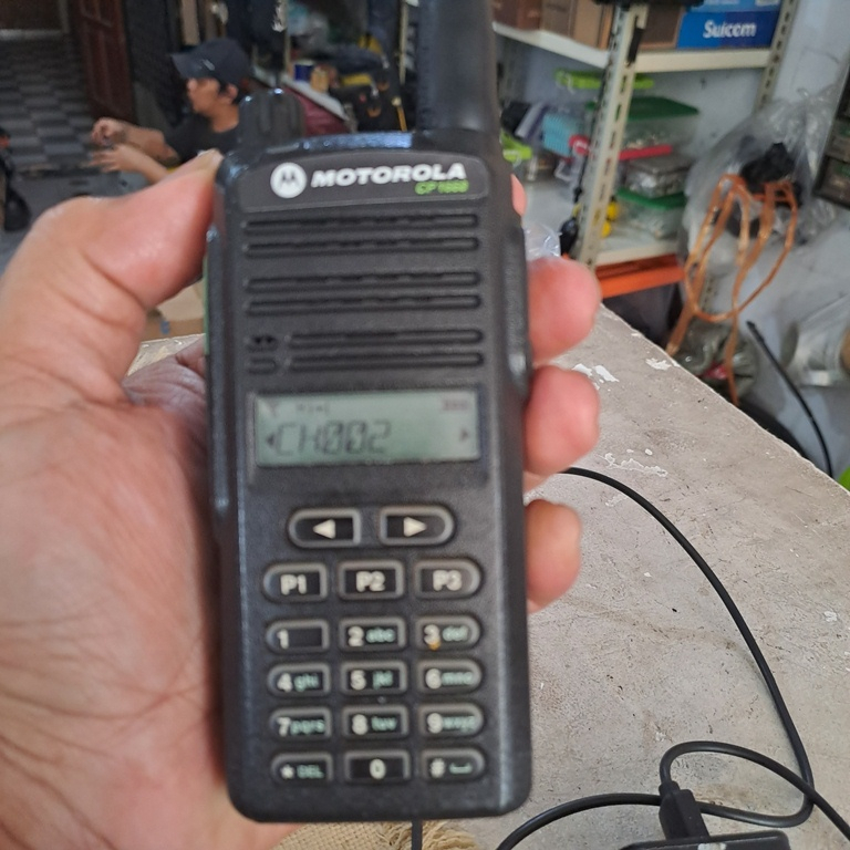 HT MOTOROLA CP1660  UHF LOW BAND  350MHZ SD 390MHZ BEKAS KONDISI NORMAL TX DAN RX BATERAI AWET HT MO