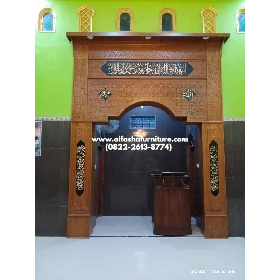 mihrab masjid kayu jati ukir kaligrafi