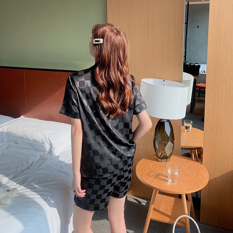 007 Luxury Sleepwear Kelas Atas Piyama Satin Lengan Pendek Celana Pendek Kerah Motif Tiny Square Kancing Hidup Bahan Satin High Quality Piyama Import/ Baju Tidur Import / Baju Tidur Murah / Piyama Set / Baju Tidur Set