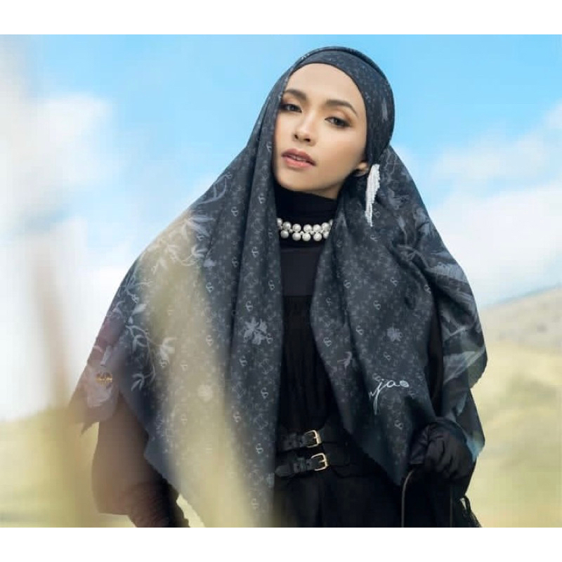 HIJAB SEGIEMPAT VOAL MOTIF LASERCUT / Hijab benaya hitam