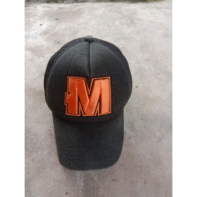 topi huruf M