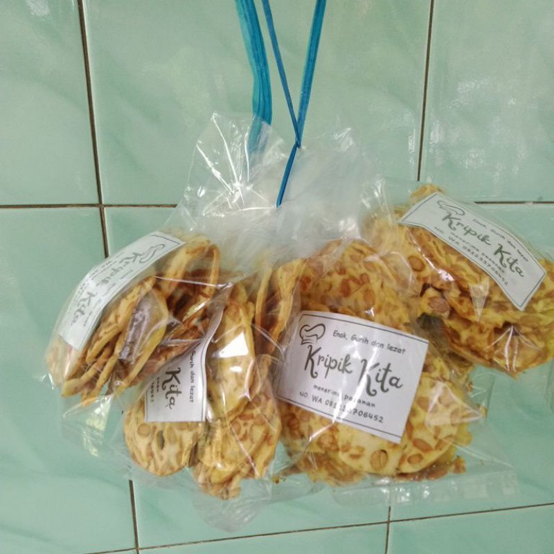 

Kripik tempe sagu siap jual 1 ikat isi 10 bungkus