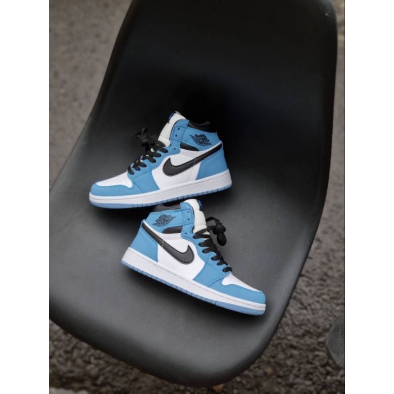 Sepatu • Air Jordan 1 University Blue Premium