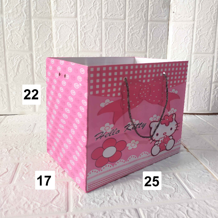 

Paperbag box bento HelloKitty P25xL17xT22 / Tas kertas / belanja / shoping / box nasi / bento / Tas Souvenir dan Kue