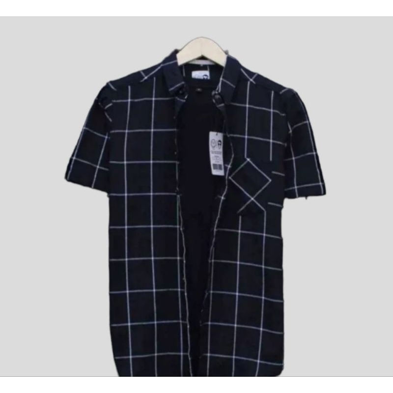 kemeja flanel pria lengan pendek motif hitam garis putih terbaru