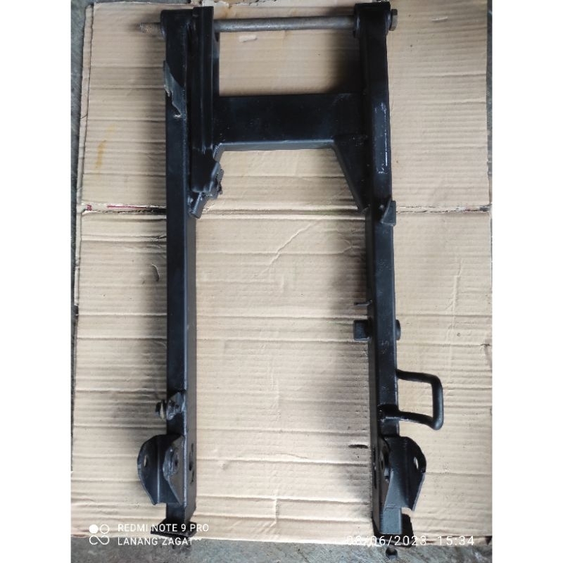 Swing arm atau sasis keluarga honda SupraX 125&Helm in barang second cabutan100%(ori)