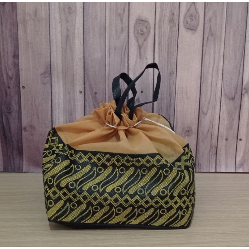 

Tas goodie bag spundbond Tas Berkat kotak Nasi box 20x20 Tas hajatan serut batik tipis 26x22x22