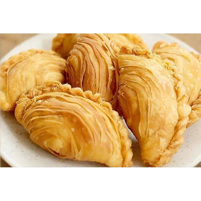 

karipap / curry puff Frozen halal by aqila isi coklat ,keju dan kare kentang ayam