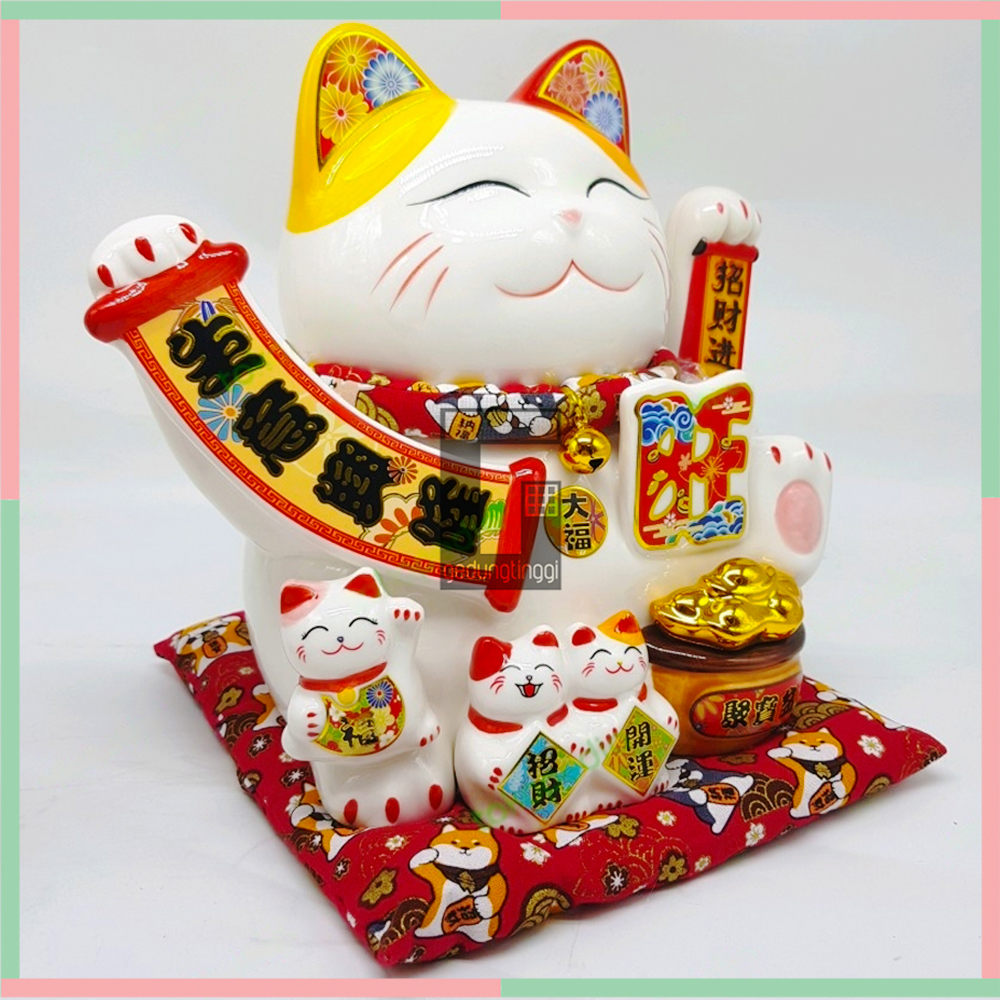 Pajangan Patung Hiasan Boneka Dekorasi Kucing Bawa Panggil Rejeki Rezeki Hoki Maneki Neko Maneko Neki ManekiNeko Lucky Cat Keberuntungan Keramik Baterai Batrai Batre Listrik Tangan Goyang Gerak Meja Etalase Toko Resto Cafe Cina China Jepang Merah Besar XL