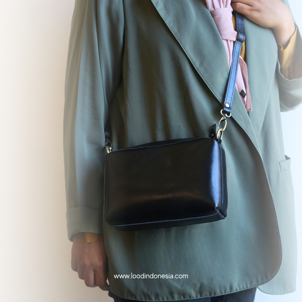 MINI CAMELIA SLING BAG