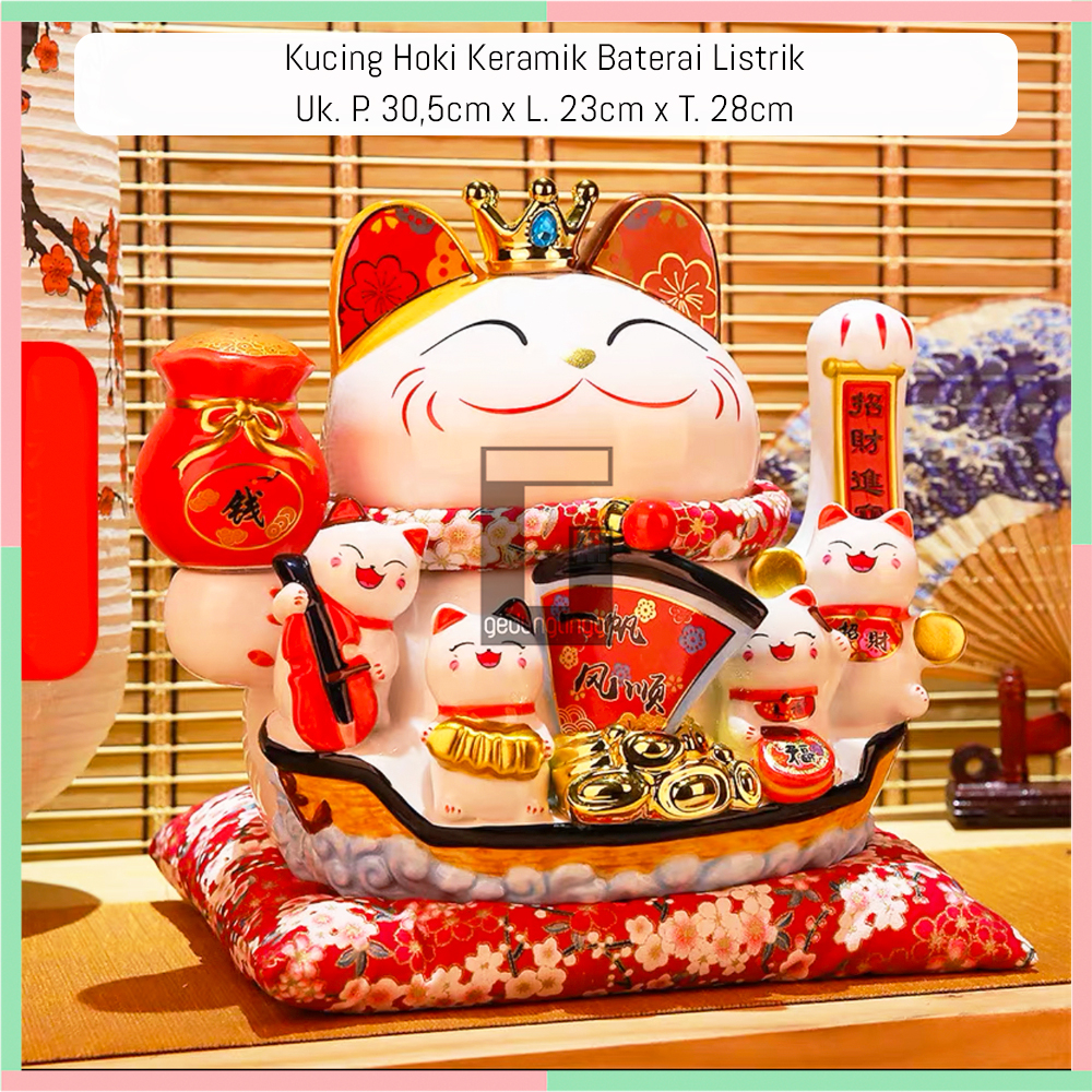 Pajangan Patung Boneka Dekorasi Kalung Kucing Panggil Hoki Maneki Neko Maneko Neki Keberuntungan Rejeki Rezeki Lucky Cat Keramik Cina China Jepang Baterai Batrai Batrei Listrik Cahaya Solar Tangan Goyang Emas Gold Toko Kantor Ukuran Size Jumbo Besar Kecil