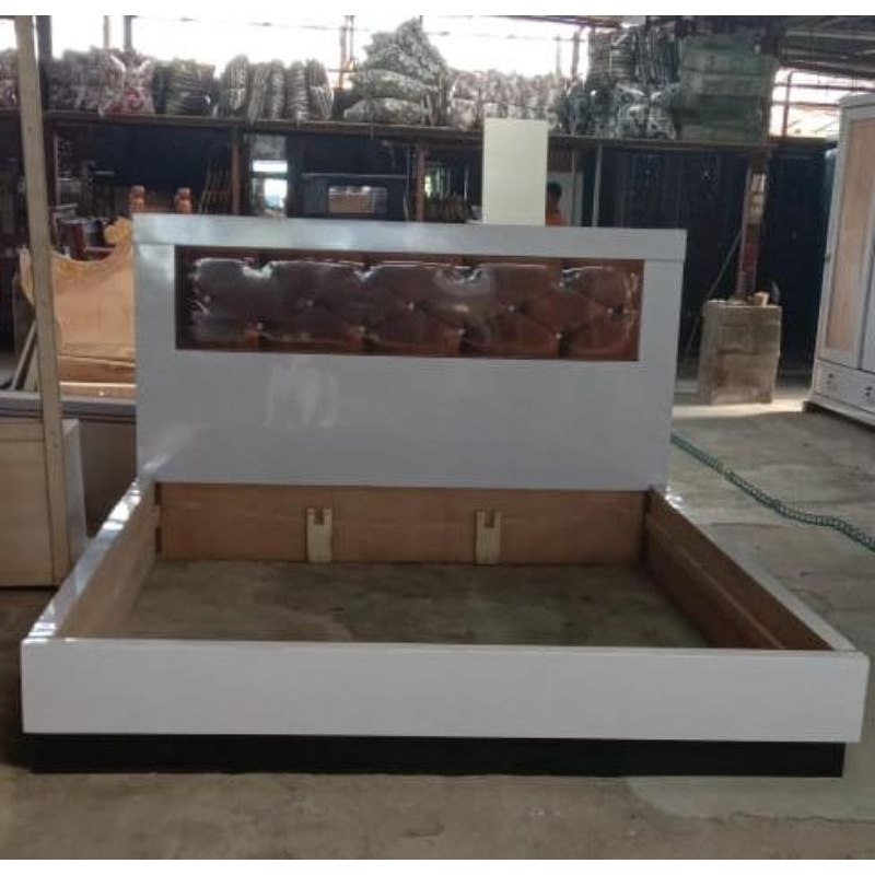 Rangka Tempat Tidur Divan Sandaran Kayu HPL