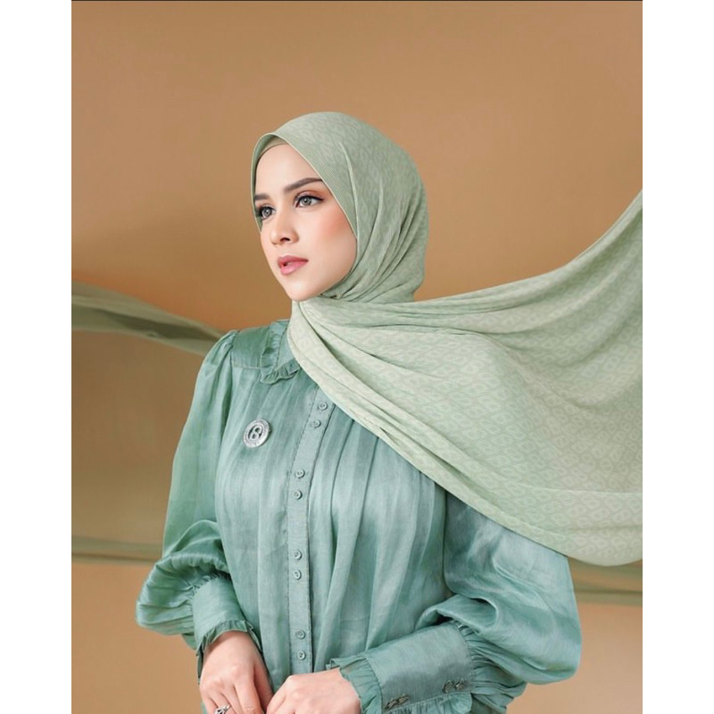 Buttonscarves Tapis Pleates shawl in Pisthacio