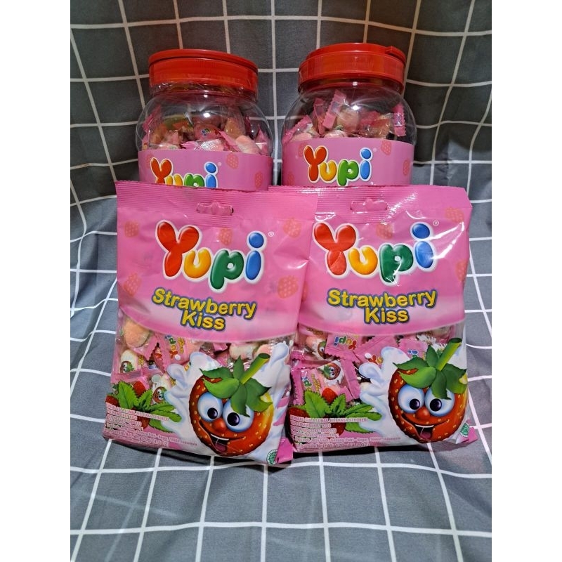 

YUPI STROWBERRY KISS//TOPLES 300gram//SACHET 120gram