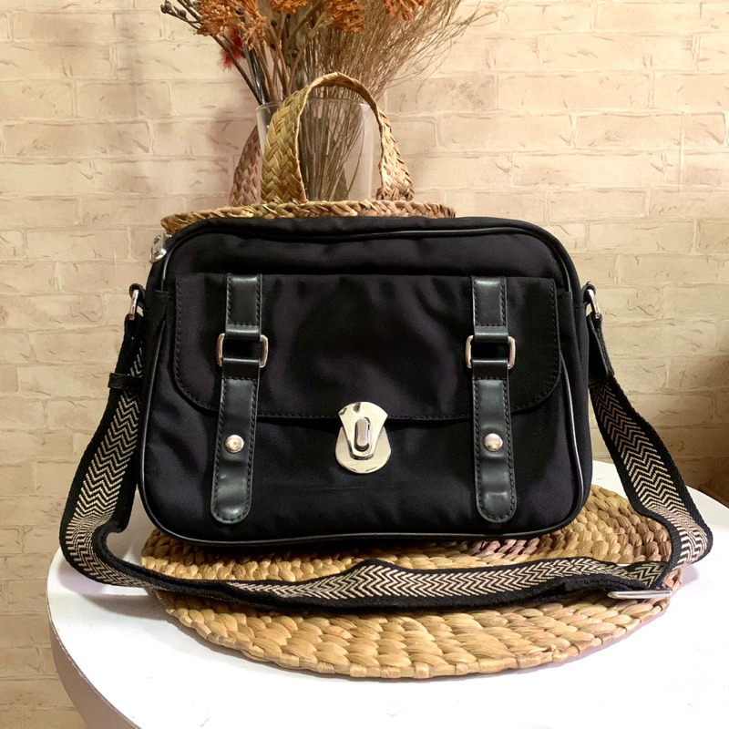 Tas Wanita Selempang Hitam ELIZABETH Preloved Murah