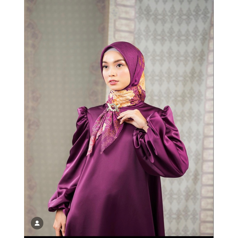 malaka scarf wearingklamby