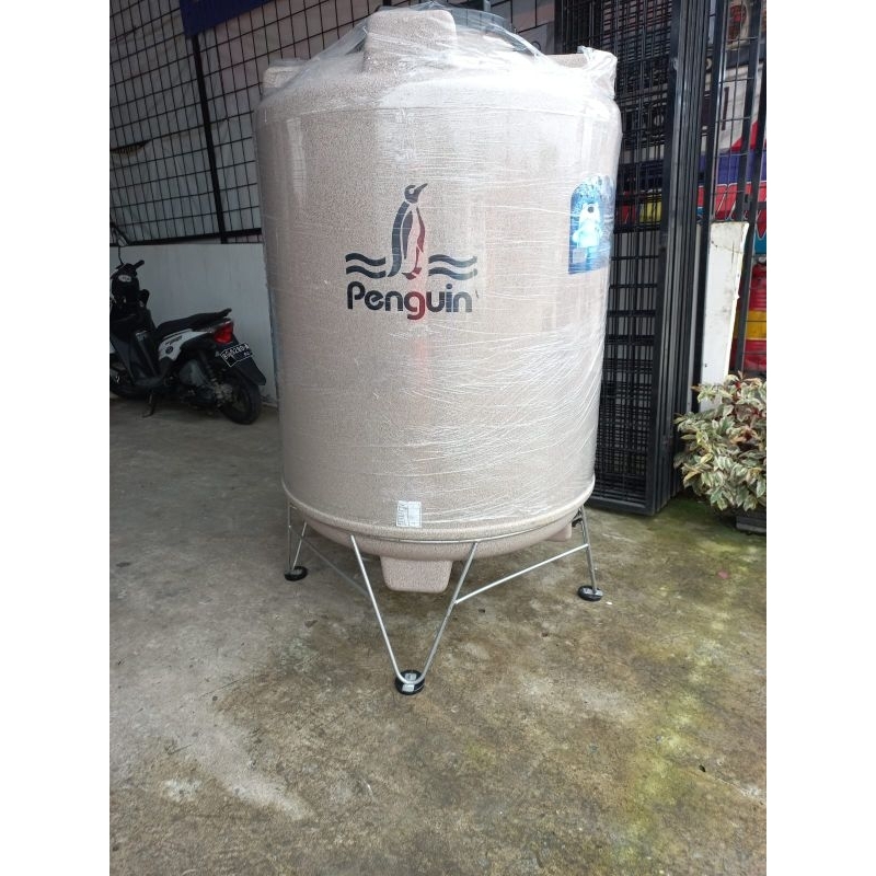 Tedmond/tandon/toren tangki air penguin standing