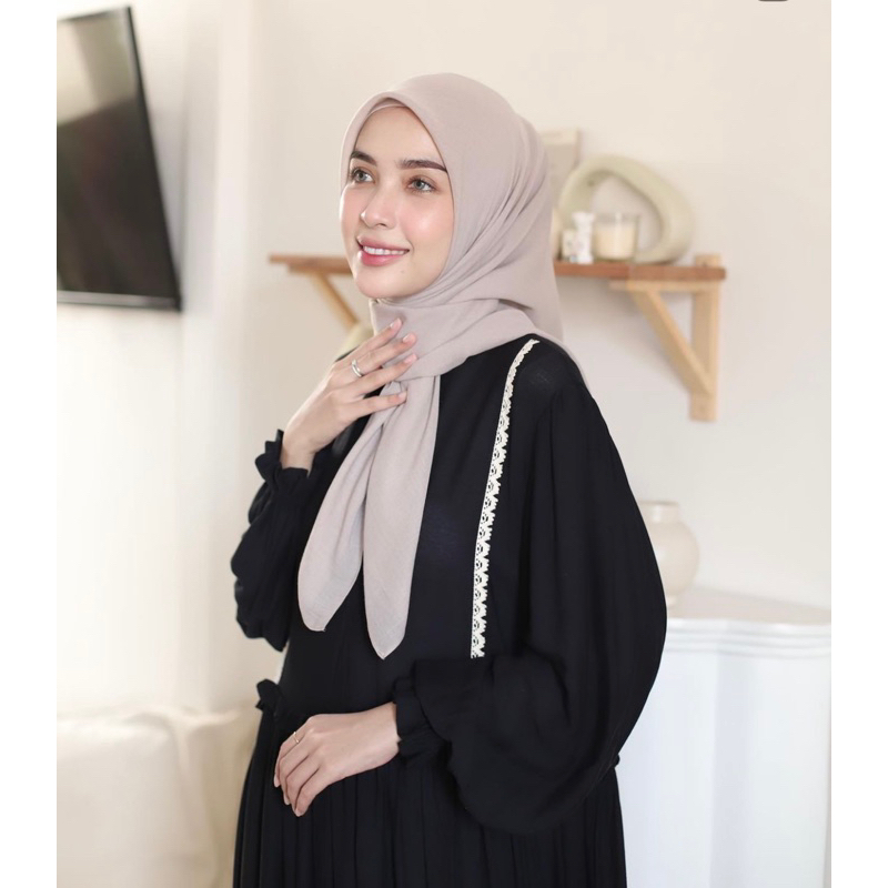 Preloved hijab NHS.Looks Voal miracle " Sand"