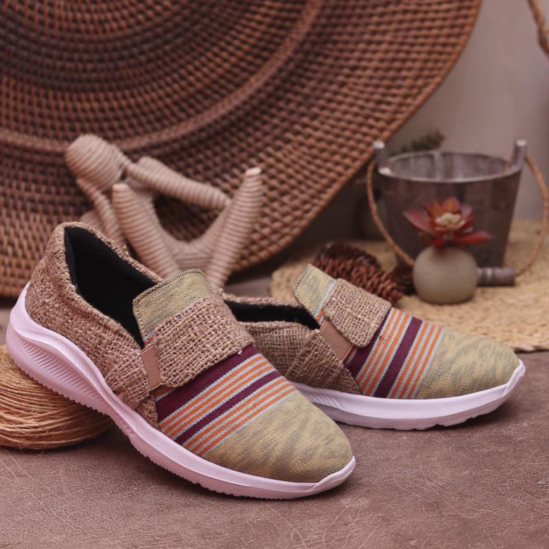 SEPATU SNEAKERS WANITA ETNIK TENUN AMANUBAN NTT